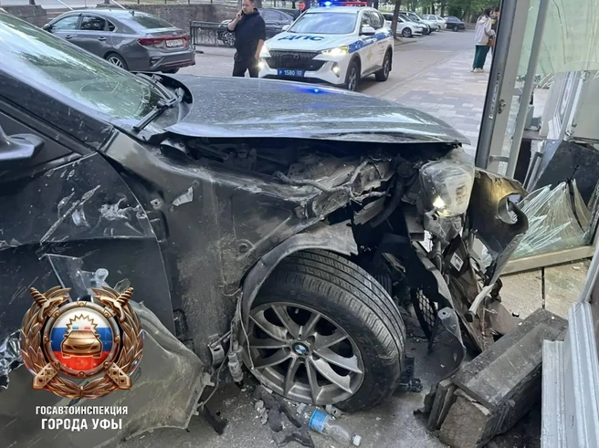 Новенькую иномарку сильно помяло | Источник: Госавтоинспекция Уфы