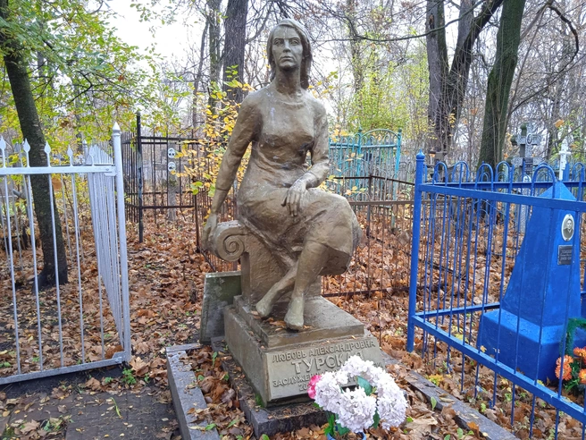 Эту статую установил на могиле своей матери скульптор Олег Клюев | Источник: Дмитрий Сильнов / 173. RU