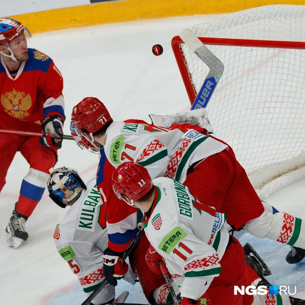 На воротах команд были Моторыгин и Кульбаков | Источник: Андрей Бортко / NGS.RU