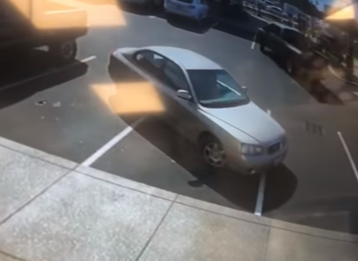 Машина почти две минуты пытается выехать с пустой парковки и в итоге таранит другой автомобиль (видео)