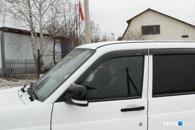 В Искитимский район на ПМЖ люди переезжают редко, но все же такое случается. Фермер из Томской области уже подновил купленный в Нижнем Коёне дом. Алексей оформляет протокол: при всей своей добропорядочности мужчина уже два года после своего 45-летия не может поменять паспорт | Источник: Андрей Бортко / NGS.ru