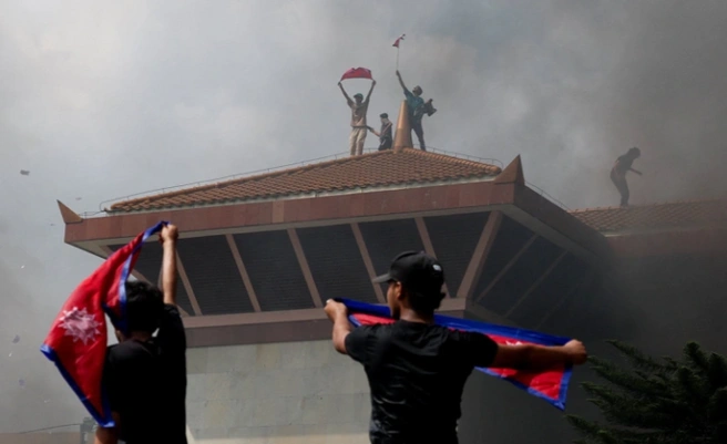 Правительство уже отменило блокировку, но люди требуют отставки кабинета министров | Источник: Adnan Abidi / Reuters