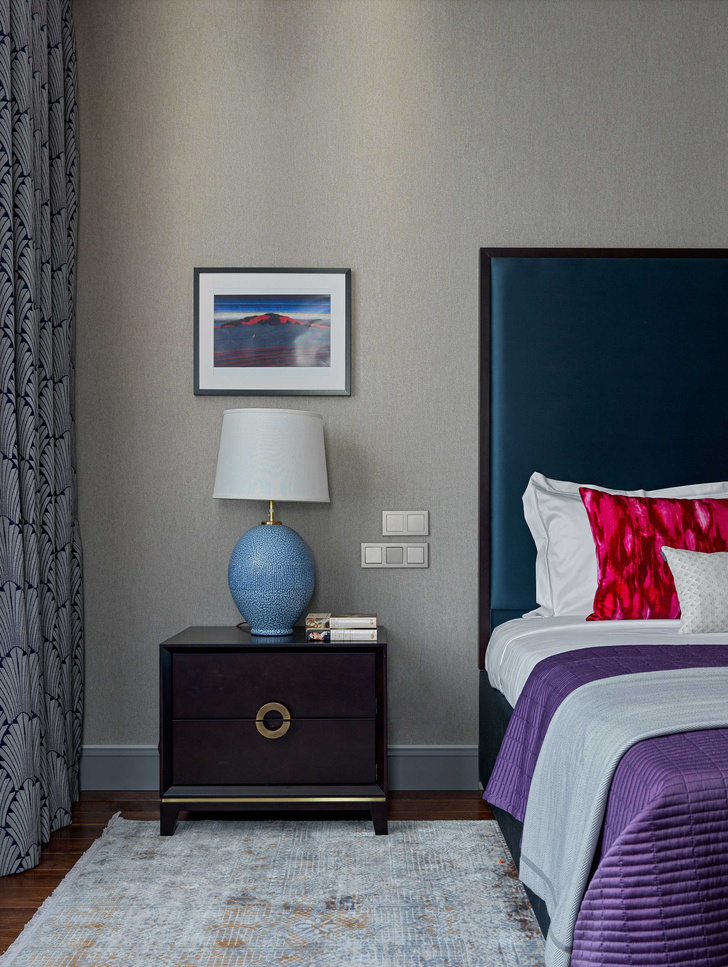 Настольные светильники, Visual Comfort. Кровать с изголовьем и прикроватные тумбочки, LuxDeco. На стене работа Лейсан Искандаровой сухой пастелью.