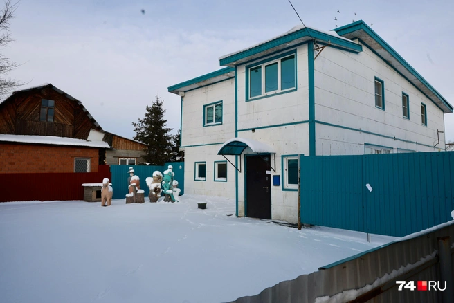 Судя по свежей цепочке следов на снегу, люди на территорию всё-таки захаживают | Источник: Михаил Шилкин