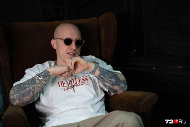 Симонов говорит, что перед выходом альбома никому его не показывает | Источник: Илья Чикотин / 72.RU