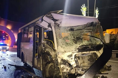 В Сочи водителя автобуса извлекли из искореженной кабины