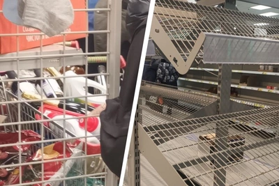 В Архангельске закрывается магазин: товары выносят коробками