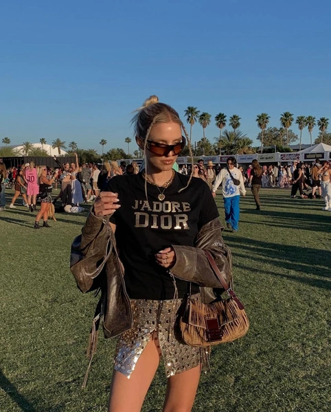 Эклектика, бохо и короткие топы: 6 стильных образов на весна-лето 2024 в стиле Coachella