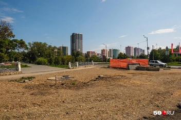 Тротуар раскапывали в прошлом году, но плитку до сих пор не уложили | Источник: Тимофей Калмаков / 59.RU