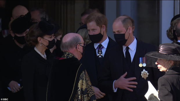 Фото №3 - На шаг ближе: Уильям и Гарри поговорили друг с другом после похорон принца Филиппа