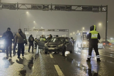 Полицейские с собаками проверили мигрантов в Петербурге