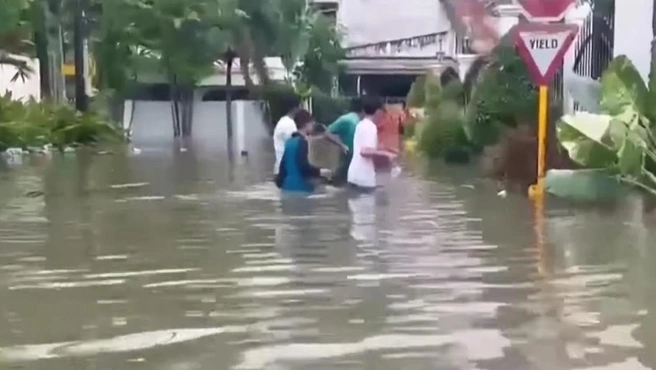 Ещё один тайфун, теперь на Филиппинах. Смотрите, как он несёт грузовики будто коробки | Источник: WION / YouTube