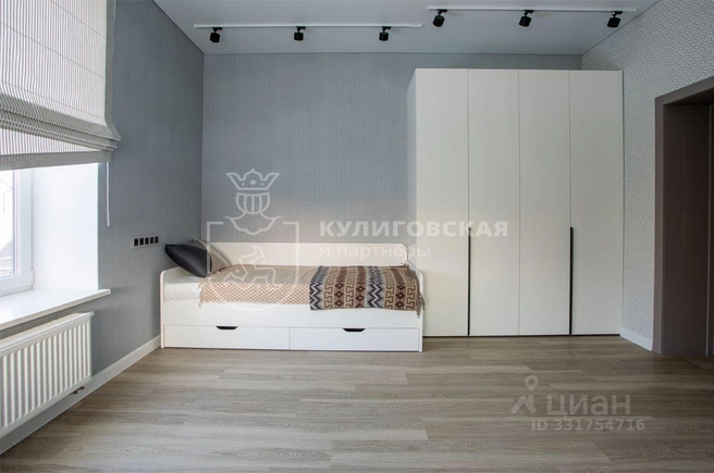 Одна из спален оборудована под комнату для ребёнка | Источник: «Кулиговская и партнеры» / «Циан»