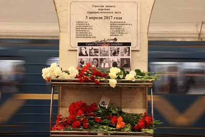 Память жертв теракта в метро Петербурга почтили через девять лет