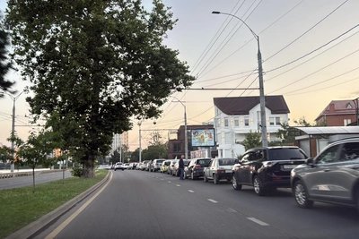 В Краснодаре километровые очереди за бензином с ночи