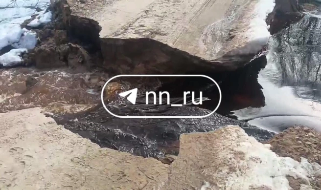 Некоторые участки дорог в области буквально смывает из-за бурного потока воды | Источник: читатель NN.RU