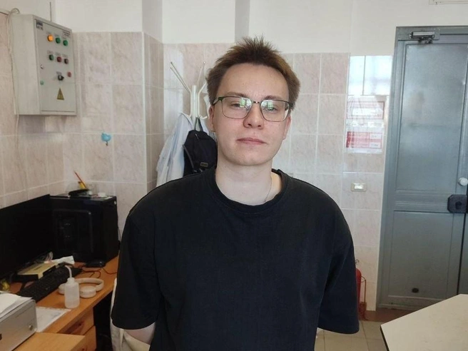 Молодой эколог Глеб Лычкин работает над девайсом, который поможет определять загрязнение воздуха в цехе, на промышленном складе или в обычной квартире | Источник: из архива Глеба Лычкина