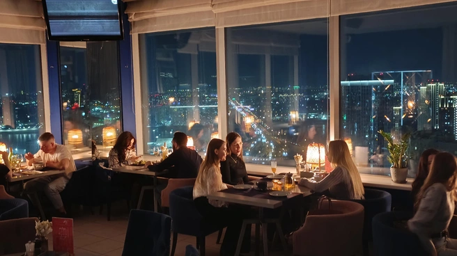 Sky Lounge дает возможность почувствовать себя в сердце настоящего мегаполиса | Источник: Стас Соколов / NGS.RU