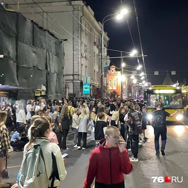 Люди пытаются выбраться из центра | Источник: Кирилл Поверинов / 76.RU
