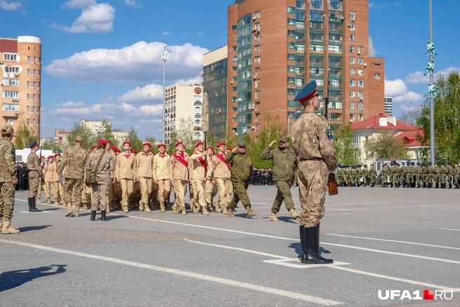 В такой форме ребята очень выделялись на фоне серого асфальта парковки