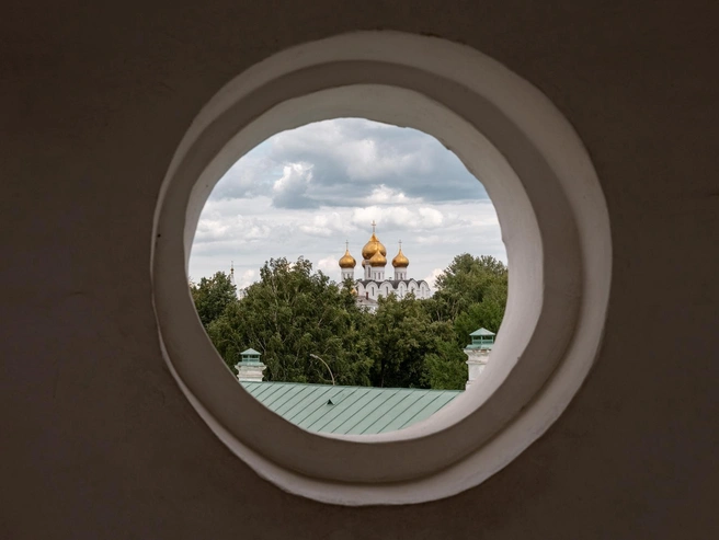 Успенский собор виден через оконный проем церкви. | Источник: Александр Куренной / 76.RU 
