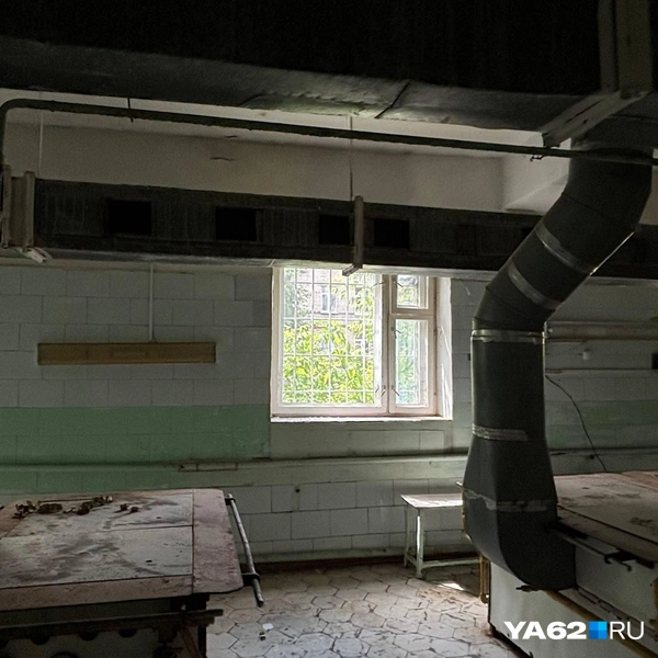 На этих столах готовили еду | Источник: Виктория Улитова / YA62.RU