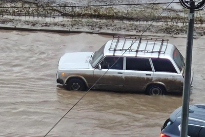 Видео хаоса на затопленной Второй продольной в Волгограде