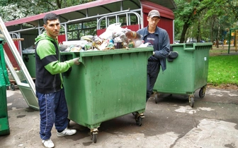Оскорбляют, считают лентяями: почему люди начали уважать мусорщиков 5 лет назад, но быстро передумали?