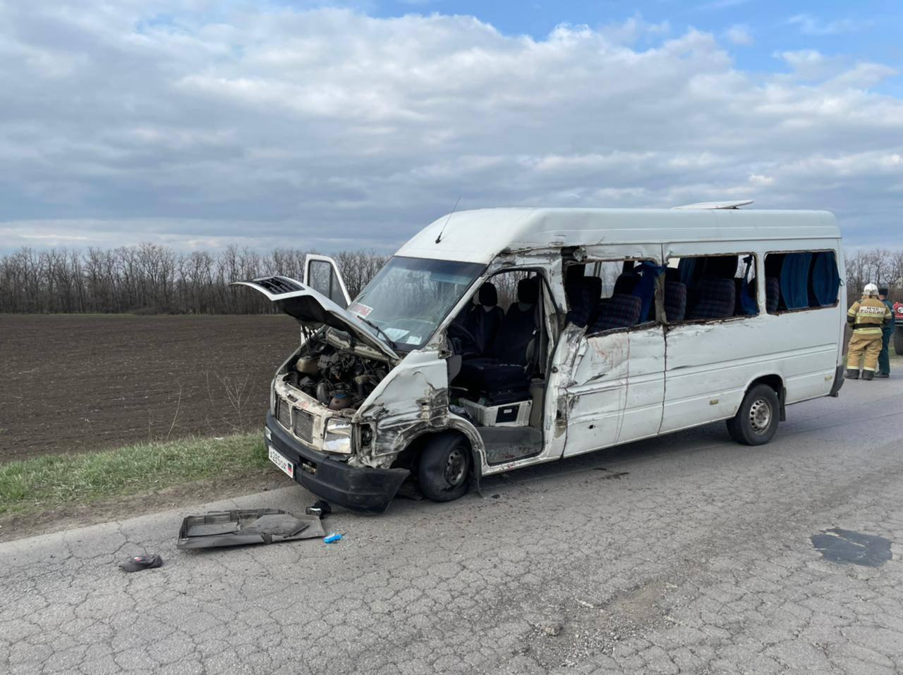 В Ростовской области микроавтобус с гражданами ДНР попал в крупное ДТП:  один человек погиб, шестеро пострадали в аварии — фото - 8 апреля 2022 -  161.ру