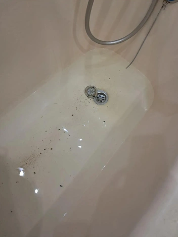 В ванной также вода из канализации выходит на поверхность | Источник: Ольга Карпова