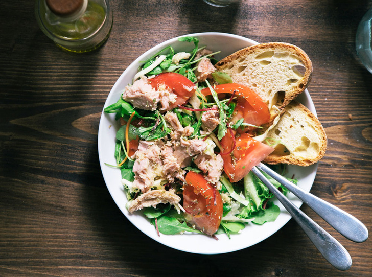 Рецепт недели: хлебный салат панцанелла с тунцом