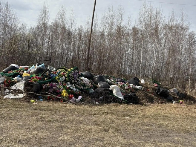 Омичи задаются вопросом, когда вывезут мусор с кладбища в селе Орловка | Источник: «Официальная страница Губернатора Омской области Виталия Хоценко» / Ольга Назарова / vk.com