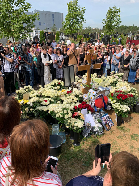 На Троекуровском кладбище проходят поминки по Юрию Шатунову. Репортаж