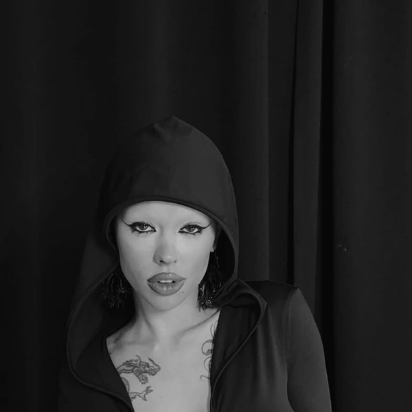 инстасамка, инстасамка песни, инстасамка 2025, инстасамка фото, сколько лет инстасамке, про инстасамку, instasamka, стиль инстасамки | Источник: Социальные сети