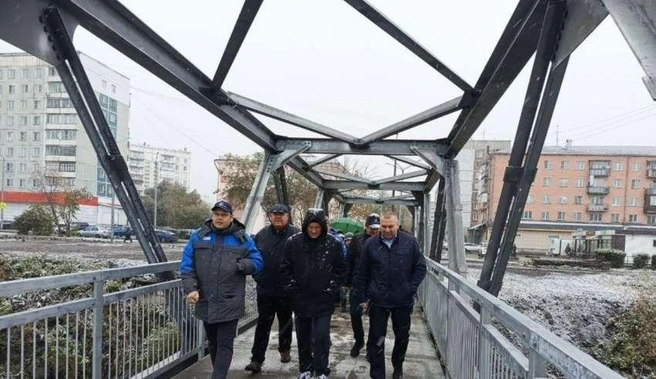 Рабочие укрепили фундамент, оцинковали металлические детали и установили пролет краном | Источник: Nk-tv.com