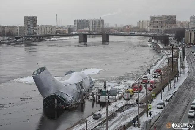 Так несостоявшийся ресторан превратился уже не просто в неприятное зрелище, а в объект, который требовалось срочно обследовать и убирать из воды | Источник: Михаил Огнев / «Фонтанка.ру»