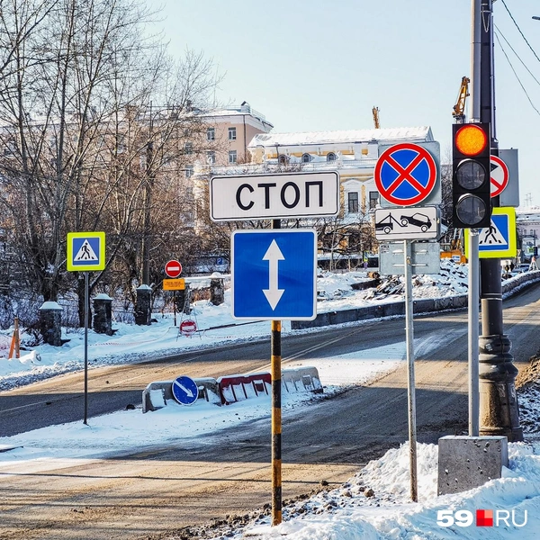 Под знаком «Стоп» установили предупреждение о реверсивном движении, но знака о конце реверса впереди нет | Источник: Тимофей Калмаков / 59.RU