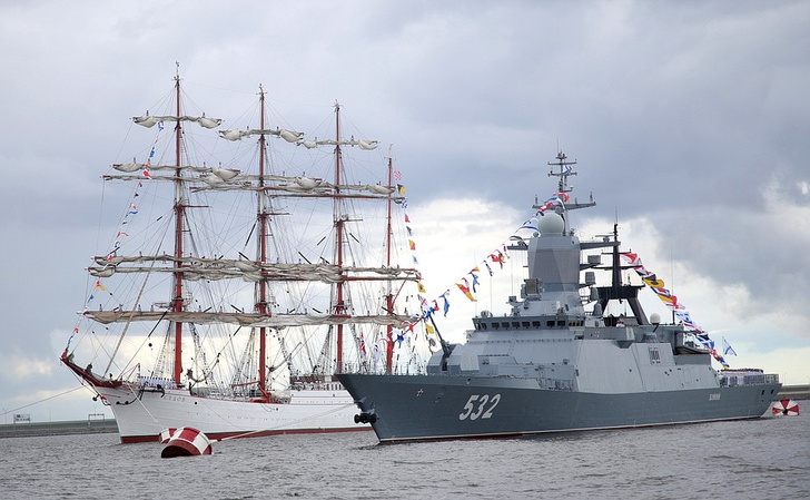 Самые впечатляющие кадры с парада в честь Дня Военно-морского флота России — 2022: корабли, Путин и Шойгу