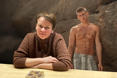 Broker scams Yekaterinburg teacher using British model photo