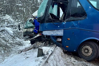 Спасение водителя из смятой кабины после аварии в Ленобласти