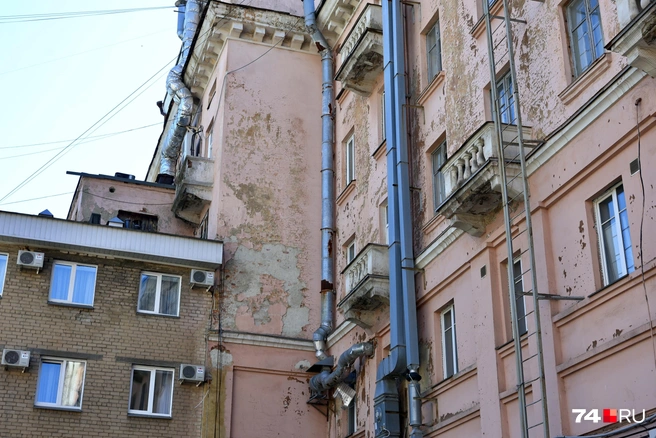 Краска клочьями сходит со стен, трубы покрыты ржавчиной, а карнизы буквально крошатся | Источник: Михаил Шилкин