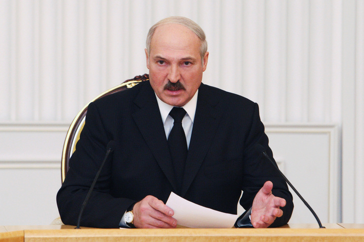 <p>Лукашенко ранее говорил, что погибшие от коронавируса люди в целом виноваты в этом сами</p>