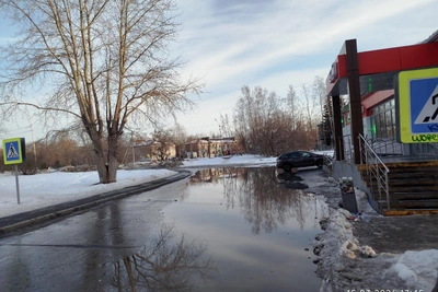 Тающий снег затопил улицы Тюмени: жители жалуются на уборку