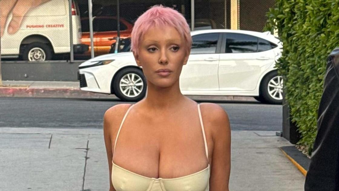 Без белья и комплексов: Бьянка Цензори оголила грудь в ресторане