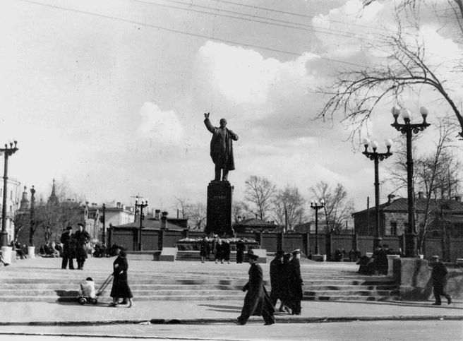 Площадь возле памятника Ленину сейчас изменилась до неузнаваемости. Но вождь пролетариата по-прежнему на месте  | Источник: автор неизвестен / Pastvu.com