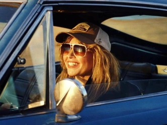 Кадр из сериала «Покерфейс» (2023&nbsp;— настоящее время) | Источник: «Кинопоиск»