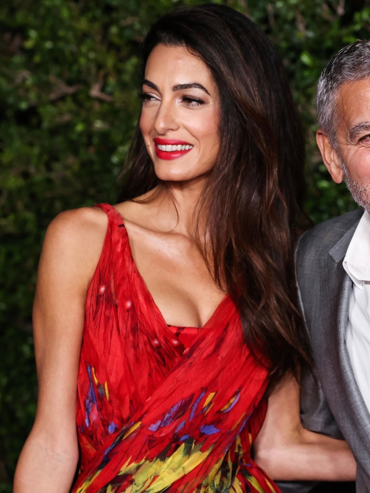 Чары жар-птицы: бесподобная Амаль Клуни в платье Alexander McQueen на премьере в Лос-Анджелесе