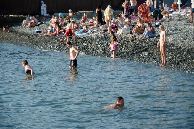Купающихся мало, вода остыла до +22 | Источник: Оксана Витязь / SOCHI1.RU