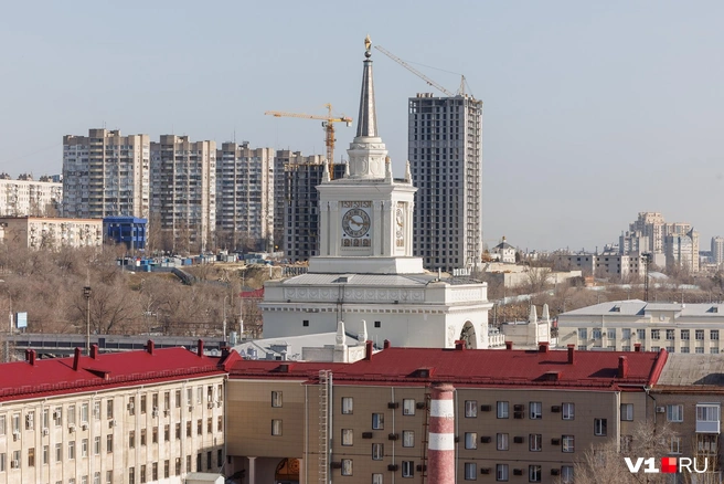 Даже с 40-метровой высоты башни за пятиэтажками от вокзала «Волгоград-1» виден только шпиль | Источник: Алексей Волхонский / V1.RU