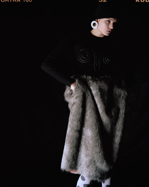 Топ, Jean Paul Gaultier; юбка, Solove; серьги, RES Objects; кольцо, Caviar Jewellery